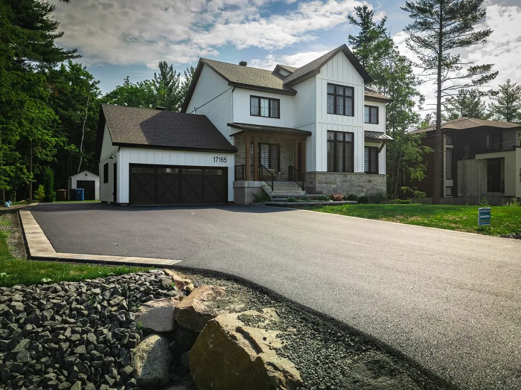 Entrée asphaltée sur la rive-nord